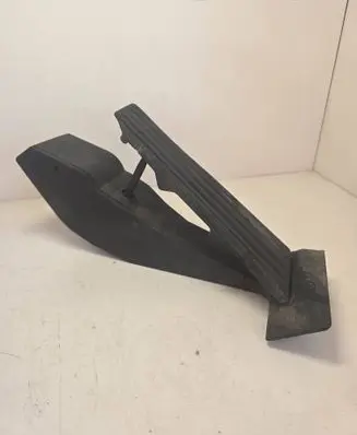 Accelerator throttle pedal
