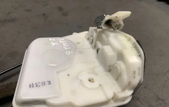 Mazda 6 Front door lock 0180