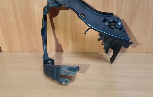 Mercedes-Benz E W211 Headlight/headlamp mounting bracket