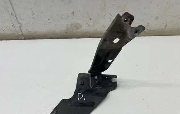 Maserati Ghibli Fender mounting bracket B422