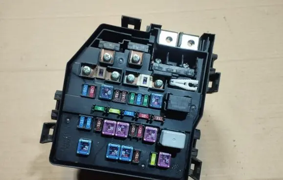 Honda CR-V Fuse module 25SWYE02