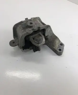 Peugeot 508 Engine mount bracket