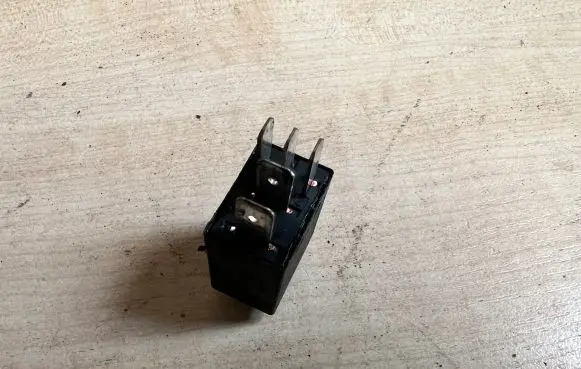 Volkswagen PASSAT B6 Other relay 8Z0951253