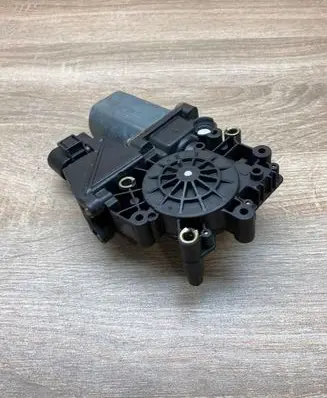 Audi A4 S4 B5 8D Front door window regulator motor 8D0959801D 113846113
