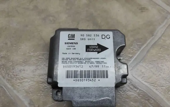 Opel Zafira A Airbag control unit/module 90582536