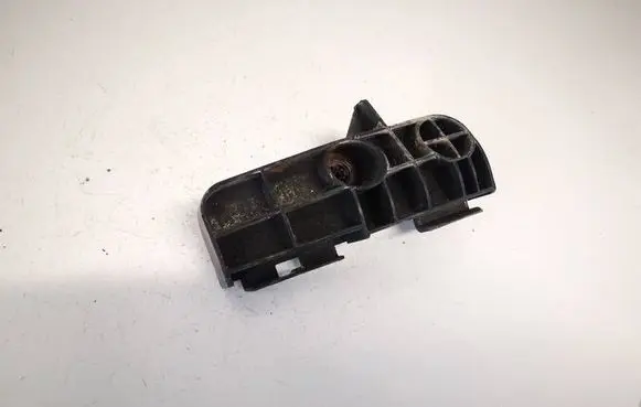 Rear bumper mounting bracket