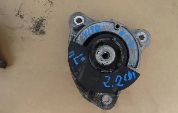 Mercedes-Benz Vito Viano W447 Engine mounting bracket A4472410213 ZGS005
