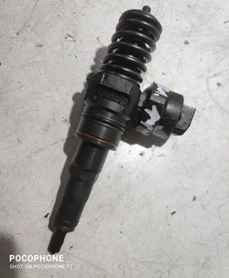 Volkswagen Golf IV Fuel injector J0414720007