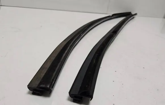 BMW Z3 E36 Rubber seal front coupe door window 8397817 8397818