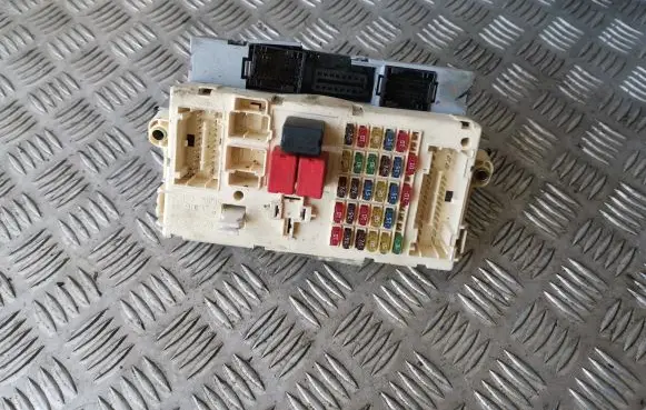 Alfa Romeo 147 Fuse module 51711428