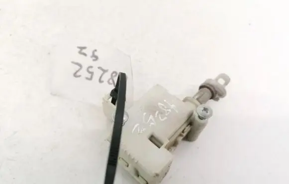 Volkswagen PASSAT B5 Central locking motor 3B0810773A