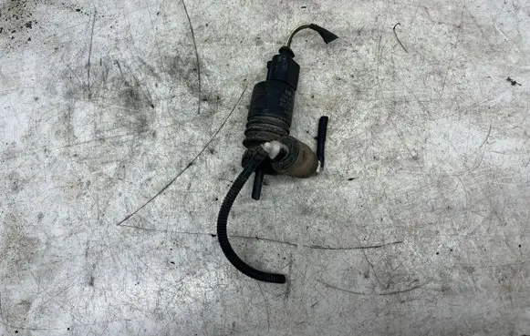 Volkswagen PASSAT B6 Windscreen/windshield washer pump 1K6955651