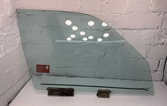 BMW 7 E32 Front door window glass four-door