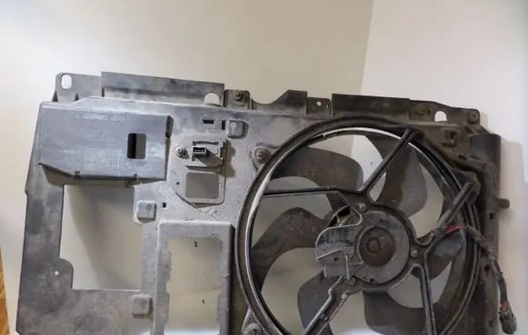 Peugeot Partner Radiator cooling fan shroud 31000167