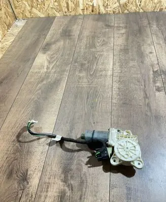 Mercedes-Benz E W211 Front door window regulator motor 2118203042 993627101