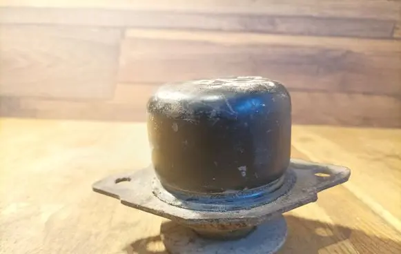 Volkswagen PASSAT B3 Engine mount bracket