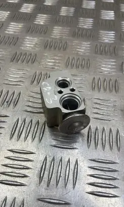 Porsche Cayenne (92A) Air conditioning (A/C) expansion valve 7P0820679A
