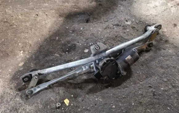 Audi A4 S4 B5 8D Front wiper linkage and motor