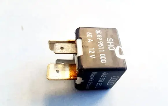 Volkswagen PASSAT B5 Other relay 899511000