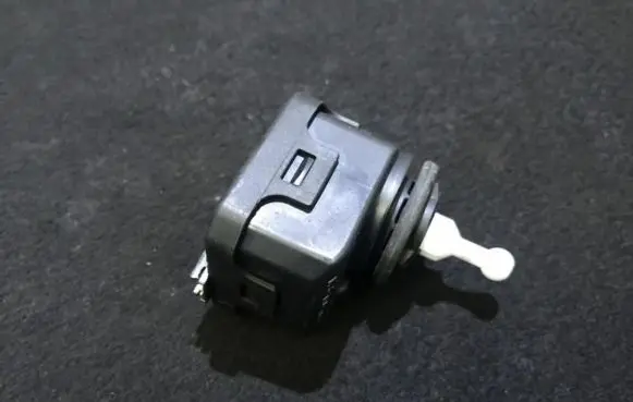 Headlight level adjustment motor