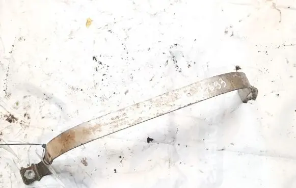 Fuel tank mounting bracket