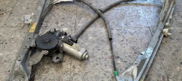 Ford Focus Front window lifting mechanism without motor