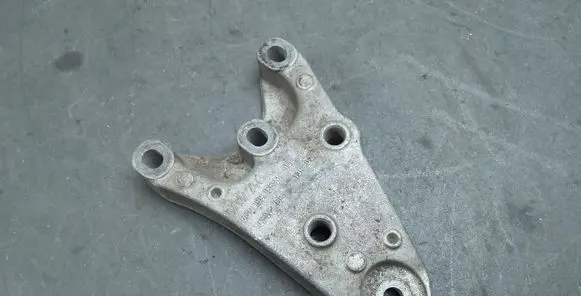 Volkswagen Polo IV 9N3 Engine mounting bracket 6Q0199185M