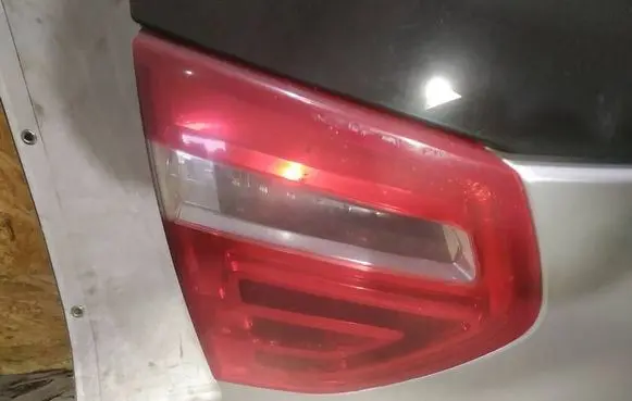Tailgate rear/tail lights