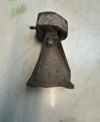 Volkswagen PASSAT B5 Gearbox mounting bracket 8D0399113AB