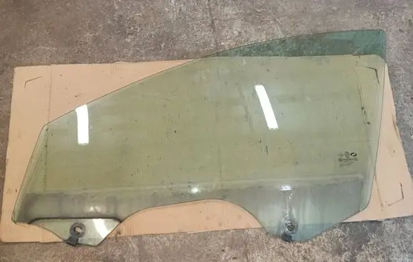 Renault Latitude (L70) Front door window glass four-door 