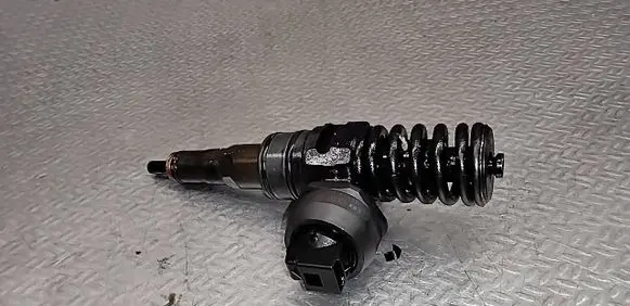 Volkswagen Golf IV Fuel injector 038130073AG