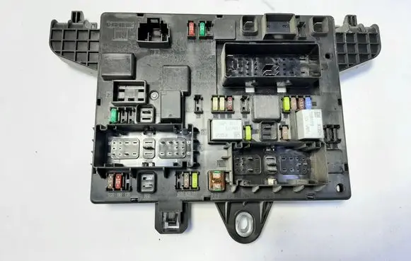 Opel Astra J Fuse module 365927271 13302301