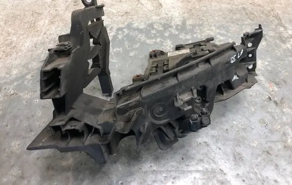 Headlight/headlamp mounting bracket