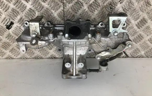 Toyota Avensis T270 Intake manifold A04385 130612Y