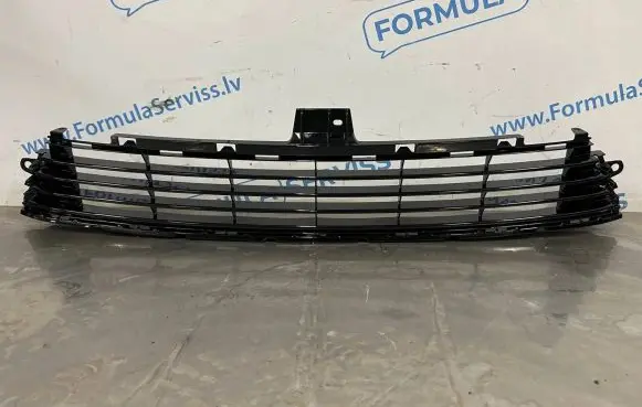 Toyota Auris E180 Front bumper lower grill 5311202680