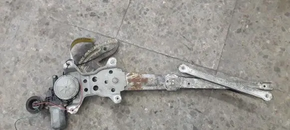 Suzuki Swift I Front window lifting mechanism without motor