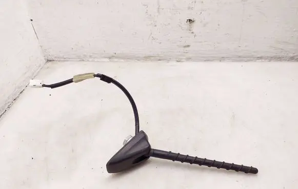 Toyota Hilux VIII Aerial GPS antenna V310630C
