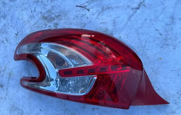 Peugeot 208 Rear/tail lights 9672628280
