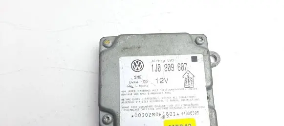 Volkswagen PASSAT B5 Airbag control unit/module 1J0909607 M5643