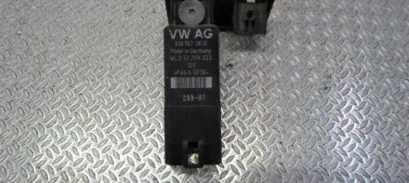 Volkswagen Golf V Glow plug pre-heat relay 038907281D 25507 51299023