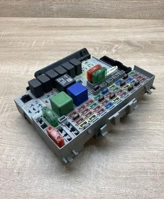 Opel Zafira A Fuse module 24412497