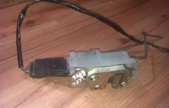 Mazda 323 Front door lock