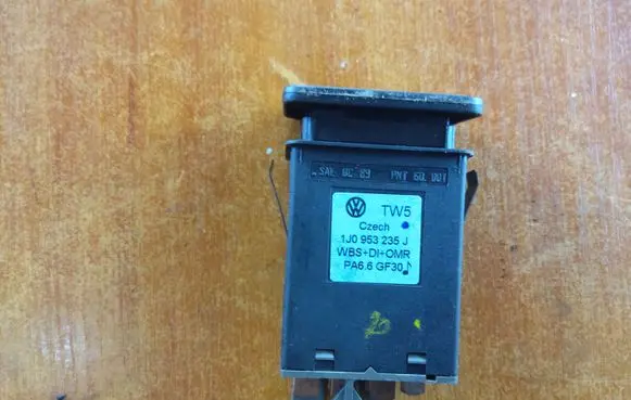 Volkswagen Golf IV Hazard light switch 1J0953235J