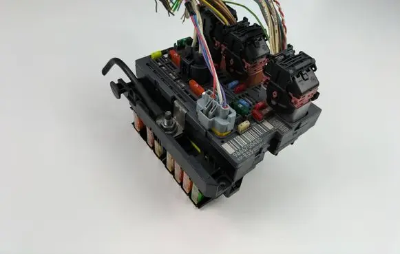 Peugeot 308 SW Fuse module 9666700480