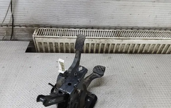 Volkswagen Golf IV Pedal assembly 1J1721111C