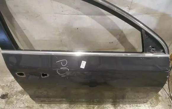 Volkswagen PASSAT B7 Front door glass trim molding