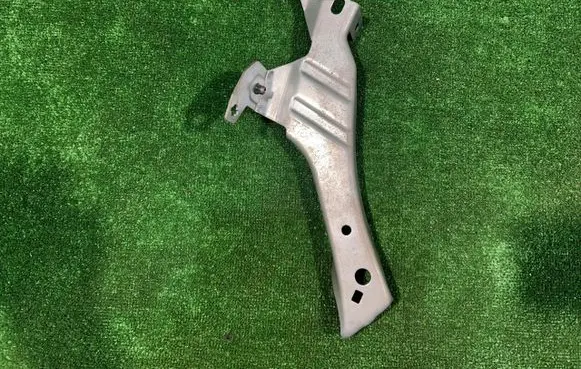 Ford Focus Fender mounting bracket JX7B-A16018-AD