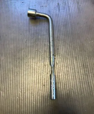 Suzuki Grand Vitara II Wheel nut wrench 