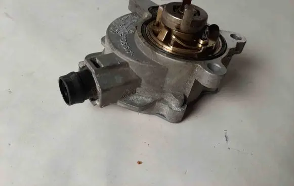 Ford Kuga II Vacuum pump BB5E2A451BD