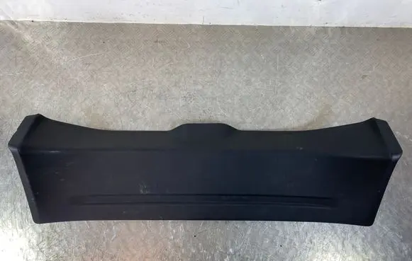 Tailgate trim